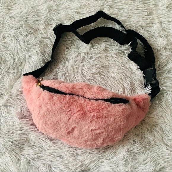 Nwt Pink Plush Waist Bag Fluffy Fanny Pack Crossbody Shoulder Bag Travel Pouch - Picture 3 of 9